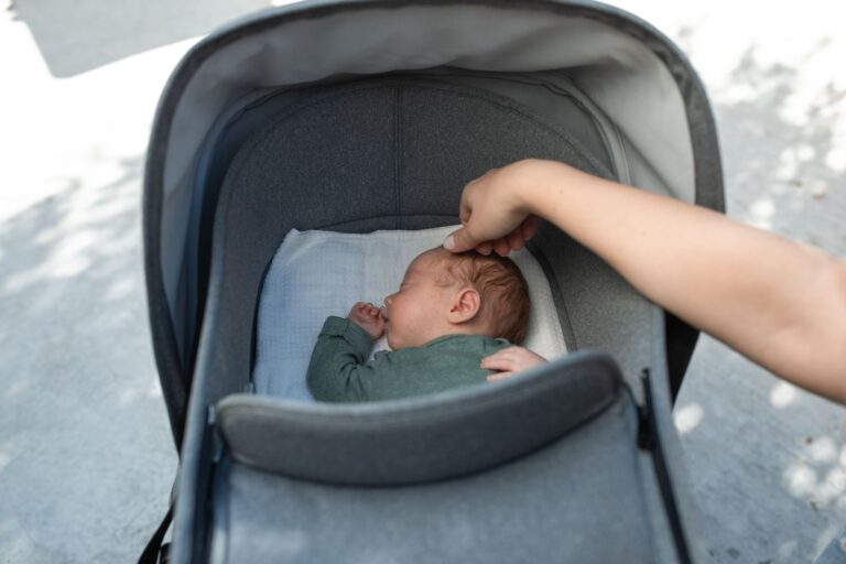 Barnevognens rolle i barnets søvncyklus: Hvilke fysiske faktorer påvirker dybden og længden af søvnen