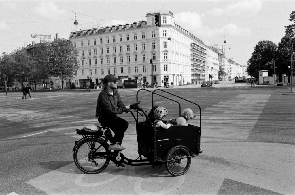Ladcykel med el til børn – sådan holder hele familien samme tempo på turen